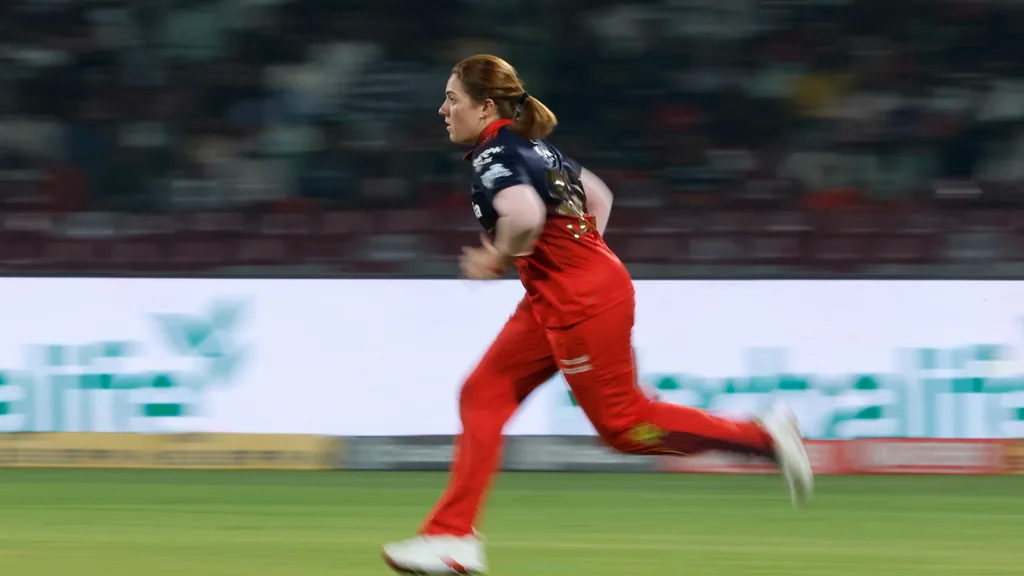 WPL | Twitter stunned as De Klerk aims for moon with awful delivery that goes above Deepti’s head