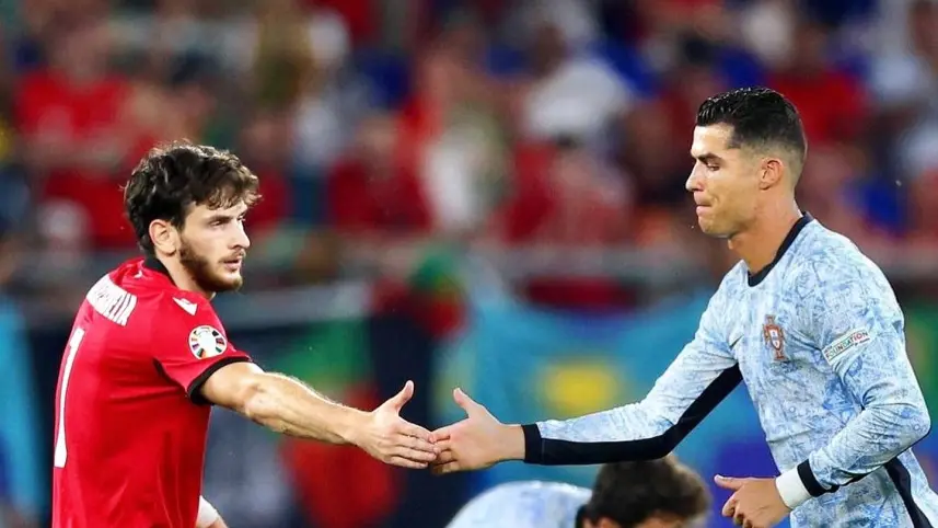 Cristiano Ronaldo Sends Encouraging Message to Injured PSG Star Kvaratskhelia