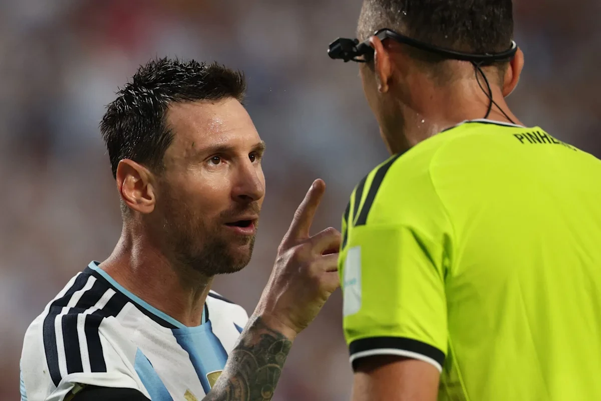 Lionel Messi Confronts Referee During Argentinas World Cup Quarterfinal Win
