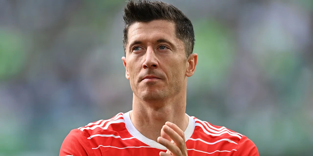 Juventus Makes Contact as Robert Lewandowskis Future at FC Barcelona Remains Uncertain