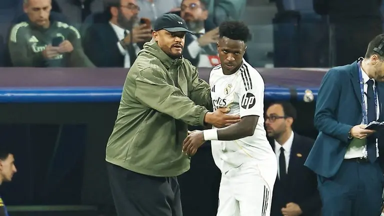 Vinícius Júnior Thanks Vincent Kompany with Halftime Hug After Strong Support