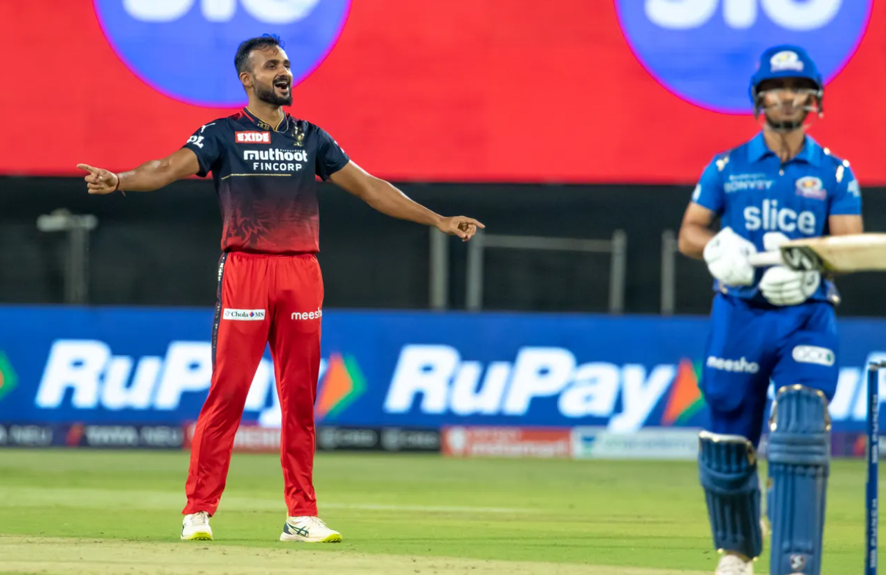 IPL 2022, MI vs RCB | Twitter reacts as Mohammed Siraj sparkles with a stunning catch near boundary 