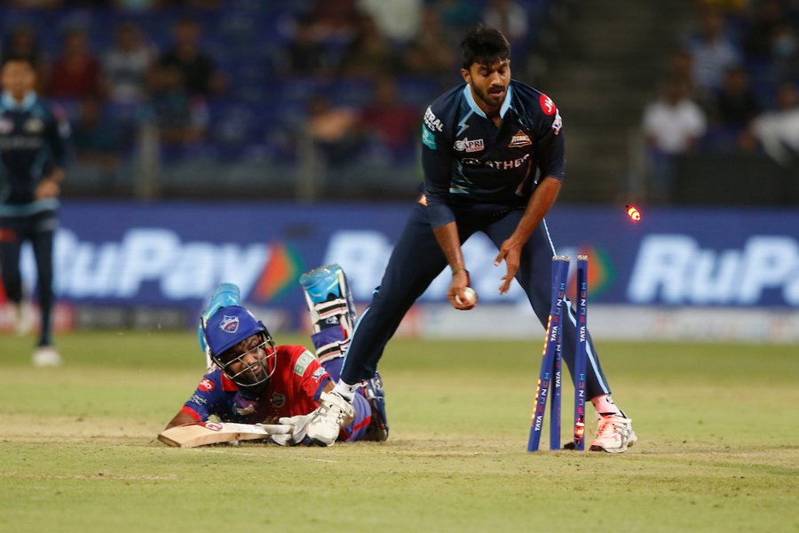 IPL 2022, GT vs DC | Twitter reacts as Vijay Shankar runs out Lalit Yadav in dramatic fashion