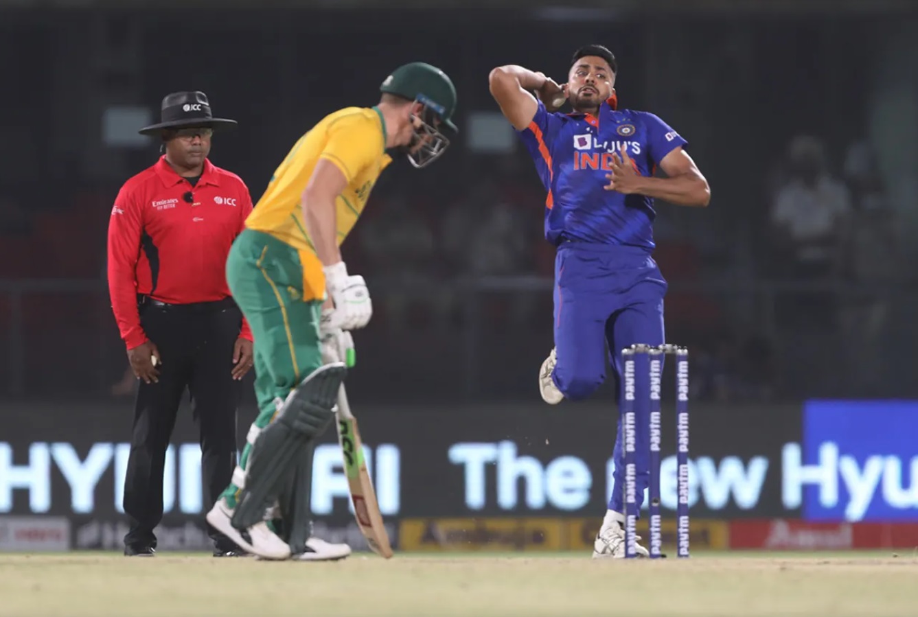 IND vs SA 2022, 1st T20I | Internet reacts as Avesh Khan breaks Rassie van der Dussen's bat into two pieces