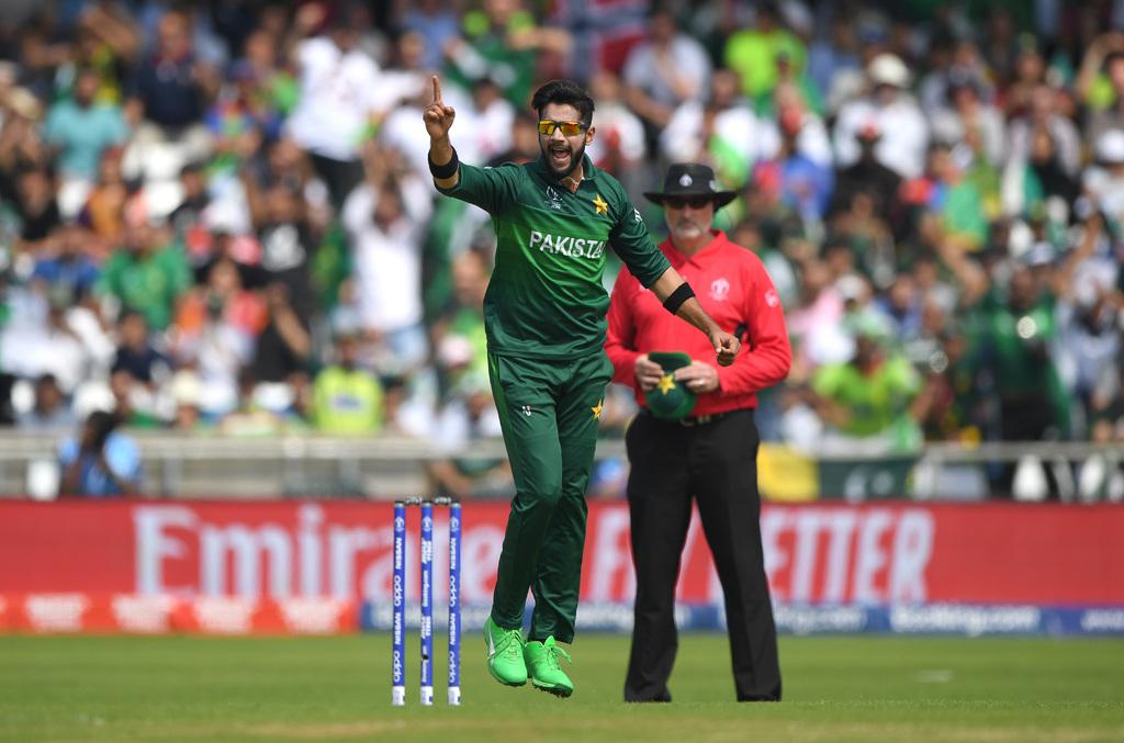 VIDEO: Imad Wasim falls on the pitch but not before clearing the boundary rope for a massive six 