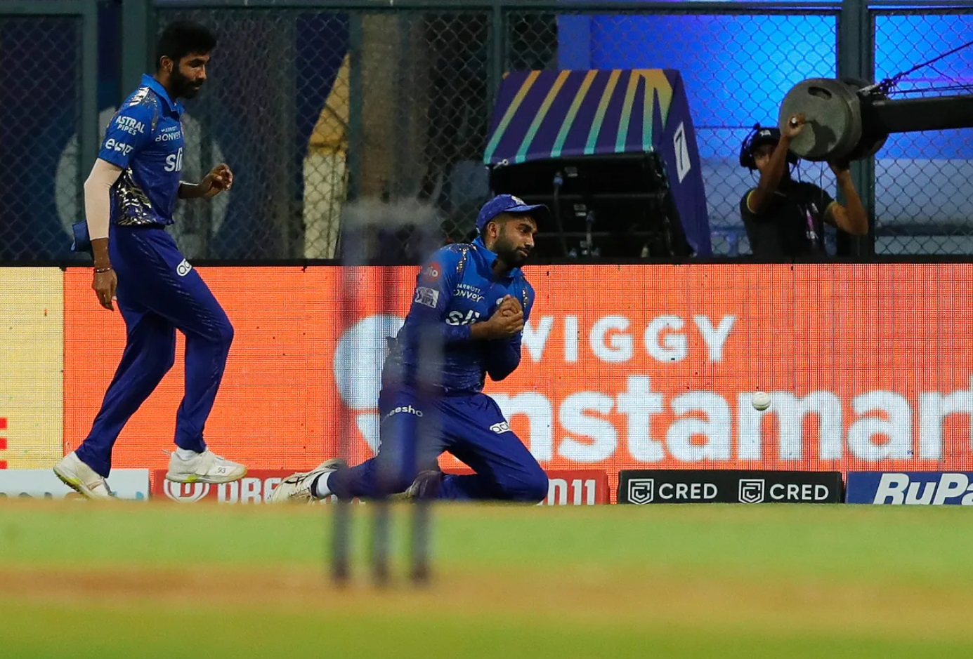 IPL 2022, MI vs SRH | Internet reacts as miscommunication between Jasprit Bumrah and Sanjay Yadav leads to drop catch