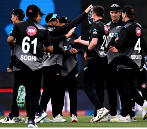 BAN vs NZ | Twitter reacts to New Zealand emulating prime Pakistan as four fielders 'refuse' to take simple catch