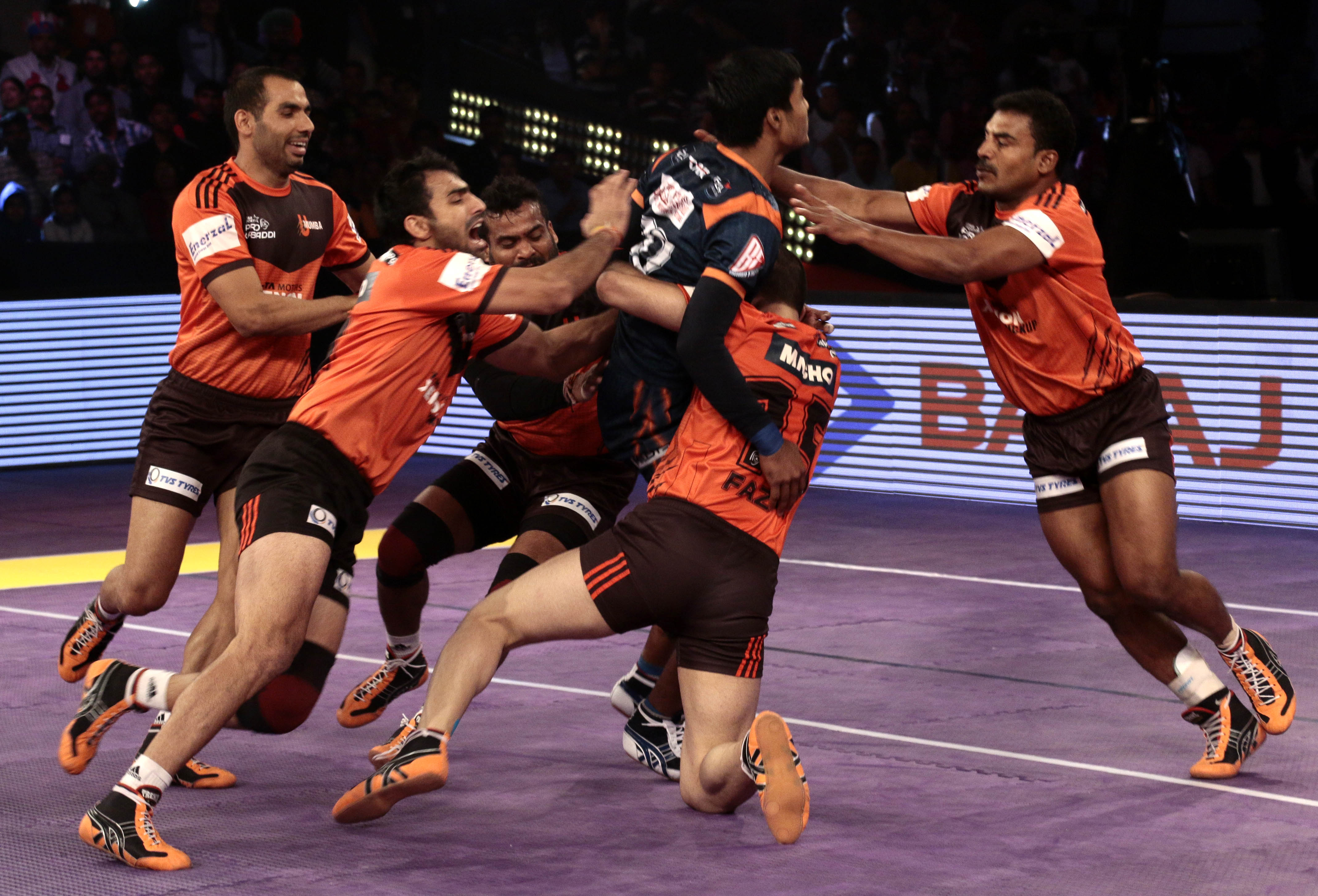 Pro Kabaddi: Defending champs U Mumba trounce Bengal to enter final