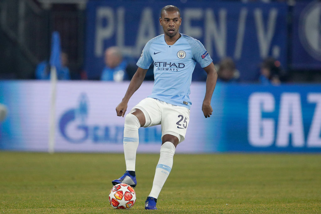 Fernandinho signs a one-year contract extension with Manchester City 