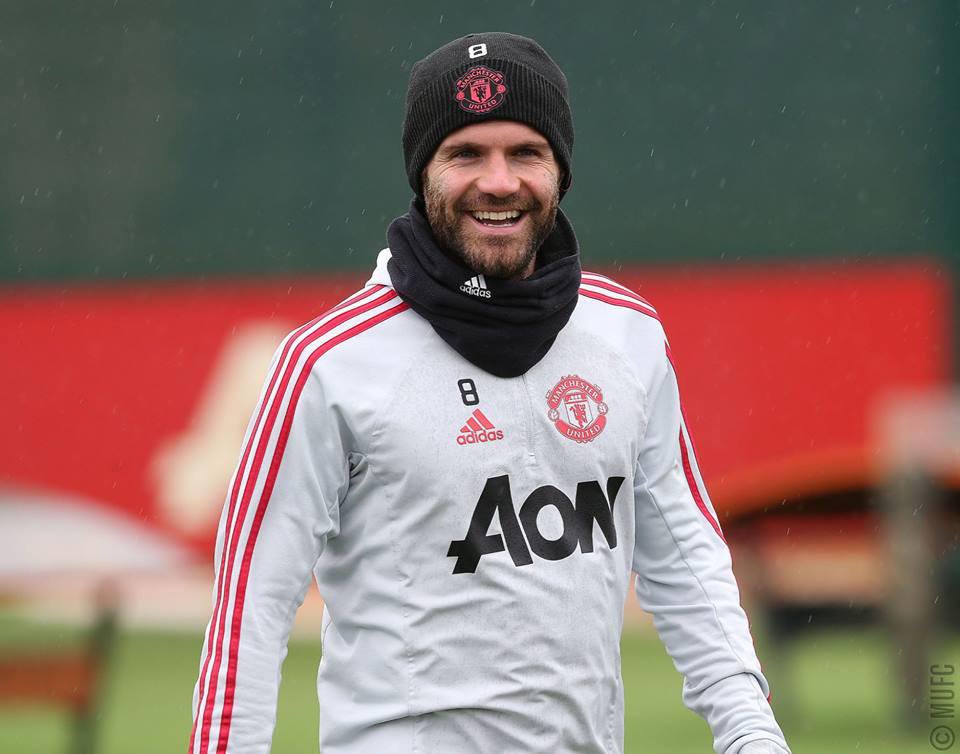 Juan Mata signs a one-year contract extension with Manchester United