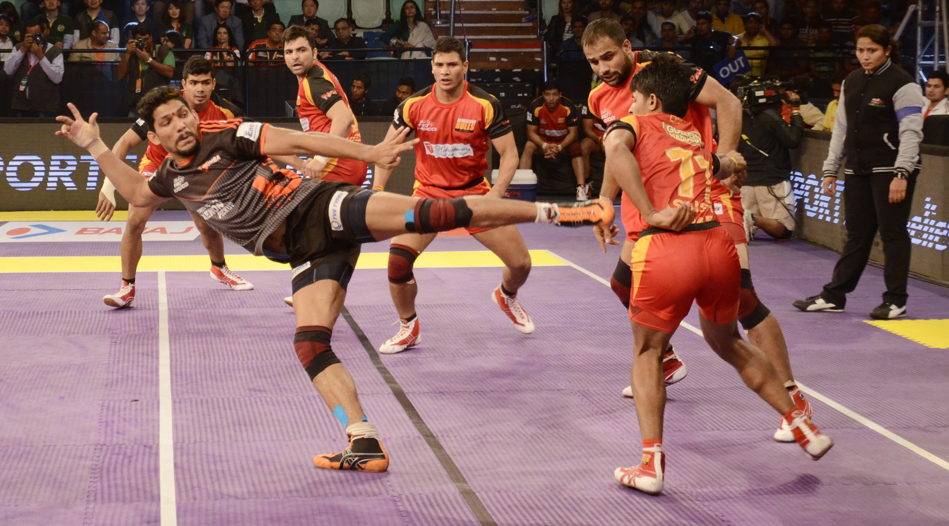 Pro Kabaddi 2016 | Bengaluru Bulls stun U Mumba at home