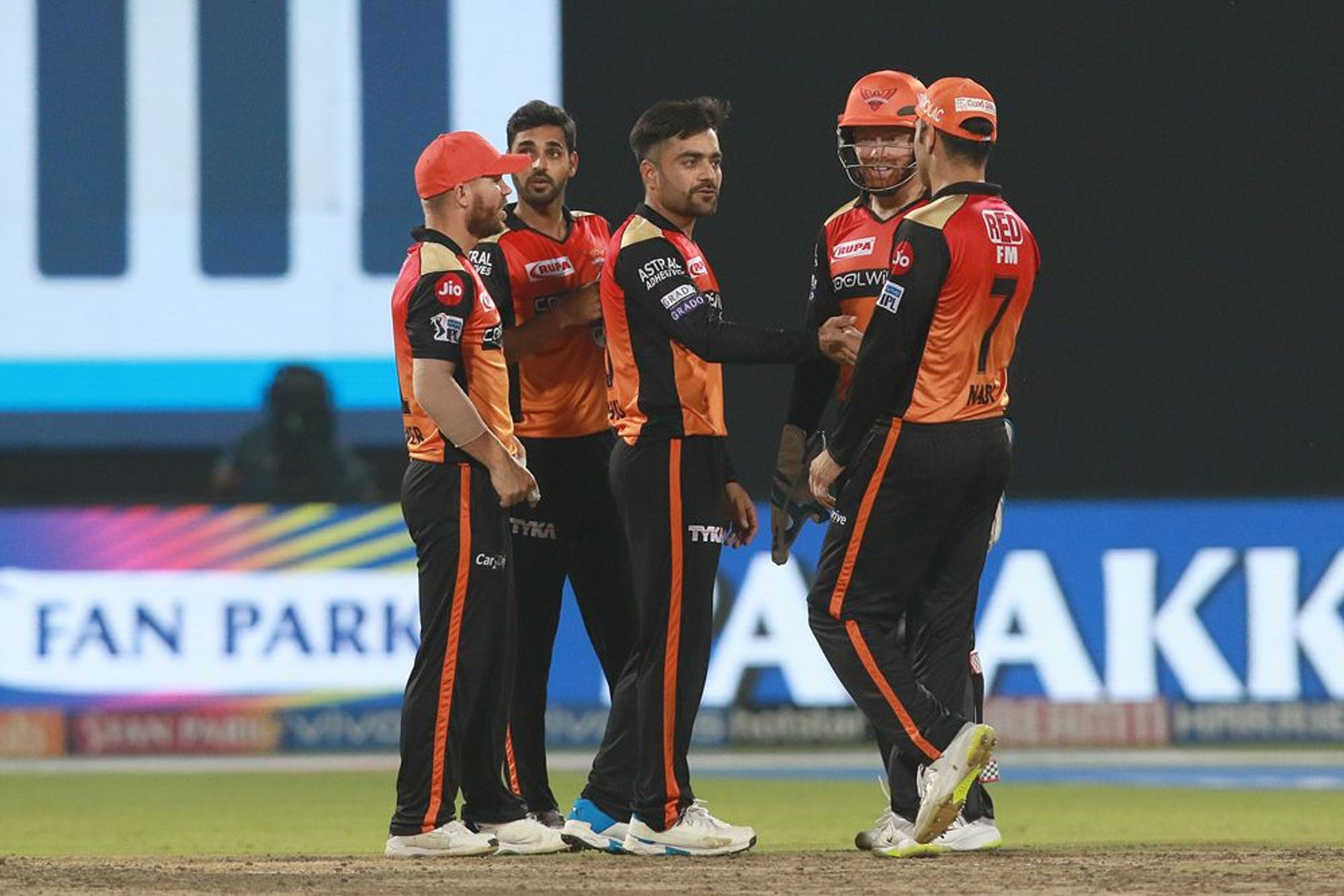 Twitter reacts as Sunrisers Hyderabad bottle the game against Delhi Capitals