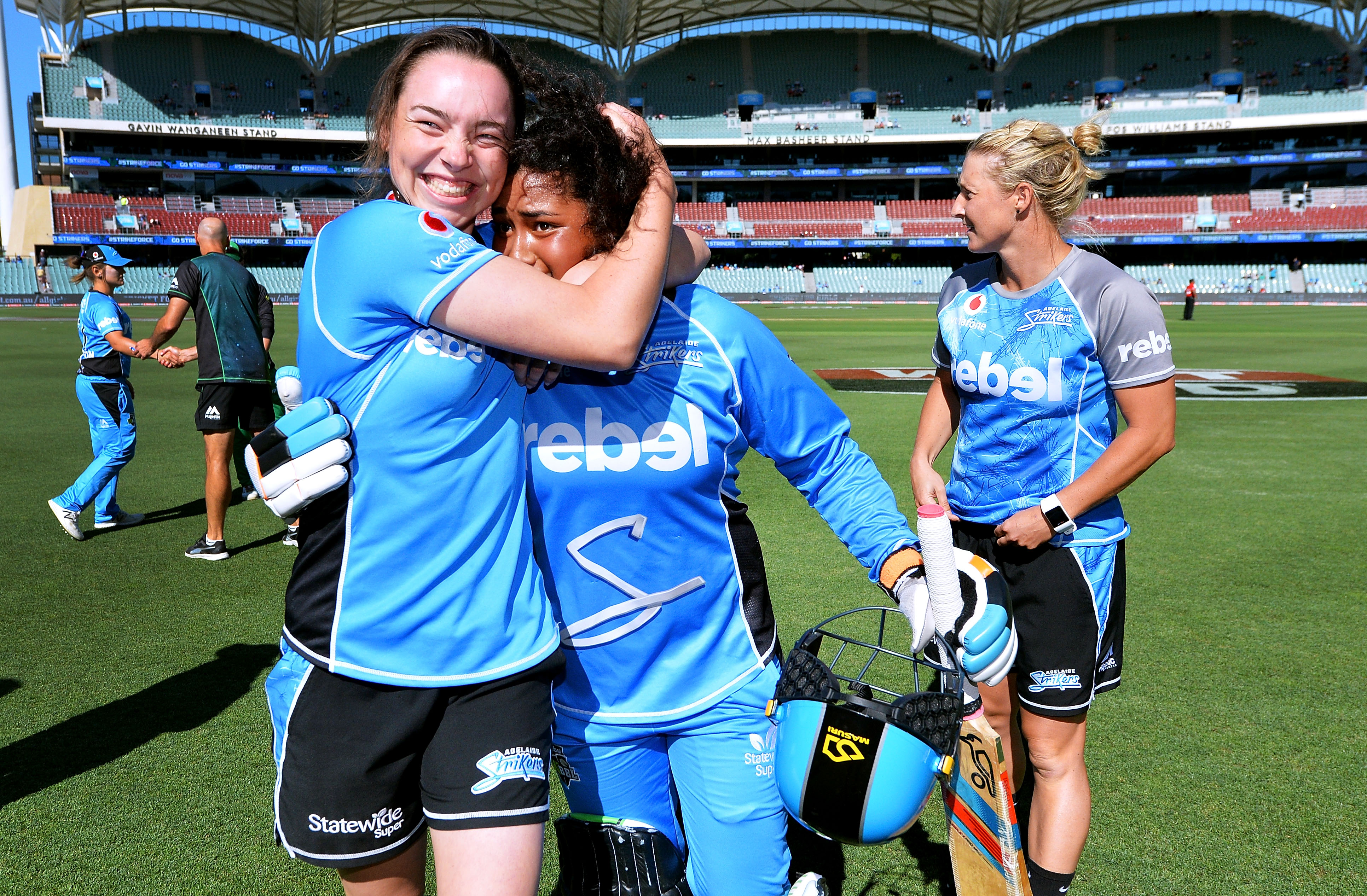 WATCH | Last ball howler by Melbourne Stars gifts Adelaide Strikers Women the game