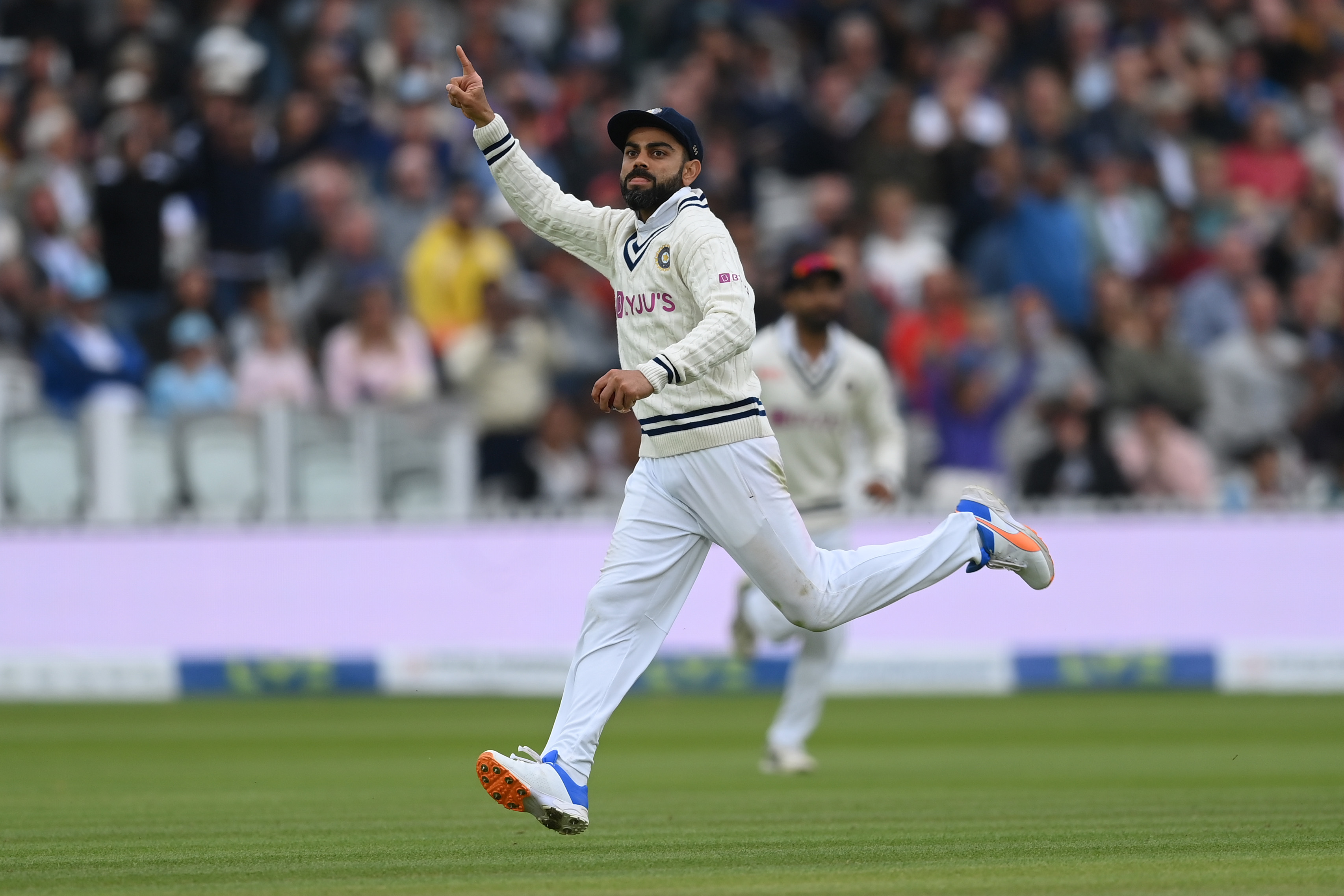 Kohli gets very abusive and needs to realize that he's an inspiration to youngsters, slams Nick Compton