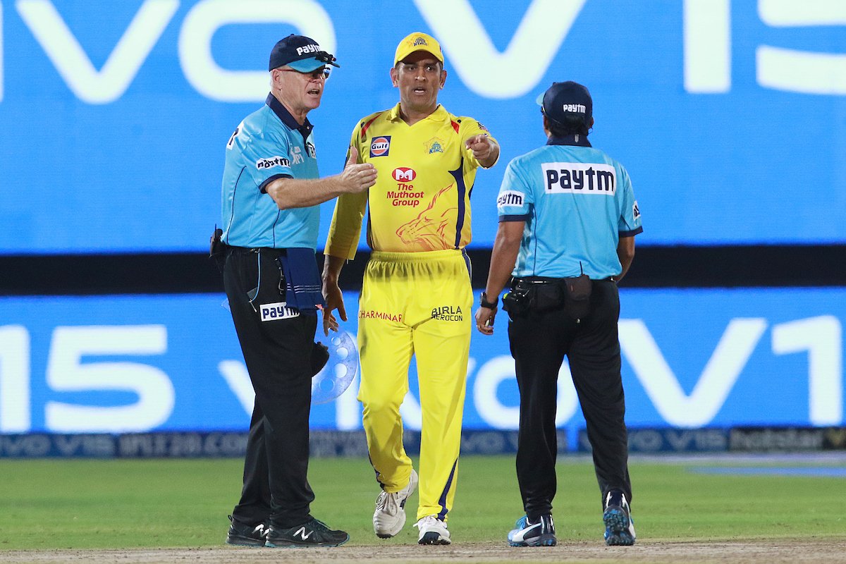 IPL 2019 | Legends and Pundits lose it as MS Dhoni storms in and argues with the umpires