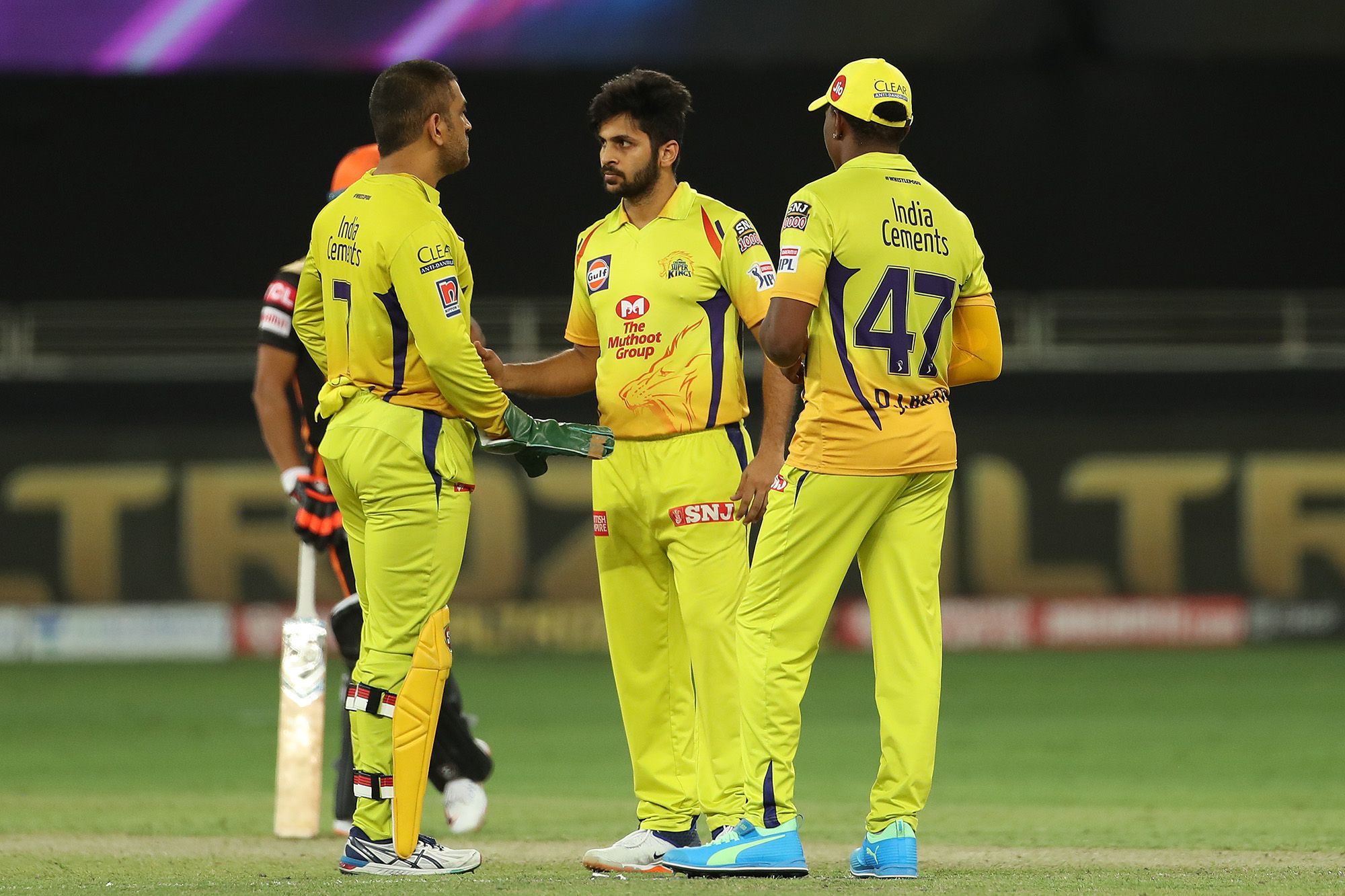 Twitter reacts to ‘angry’ MS Dhoni ‘bullying’ Paul Reiffel to change his decision at the last moment