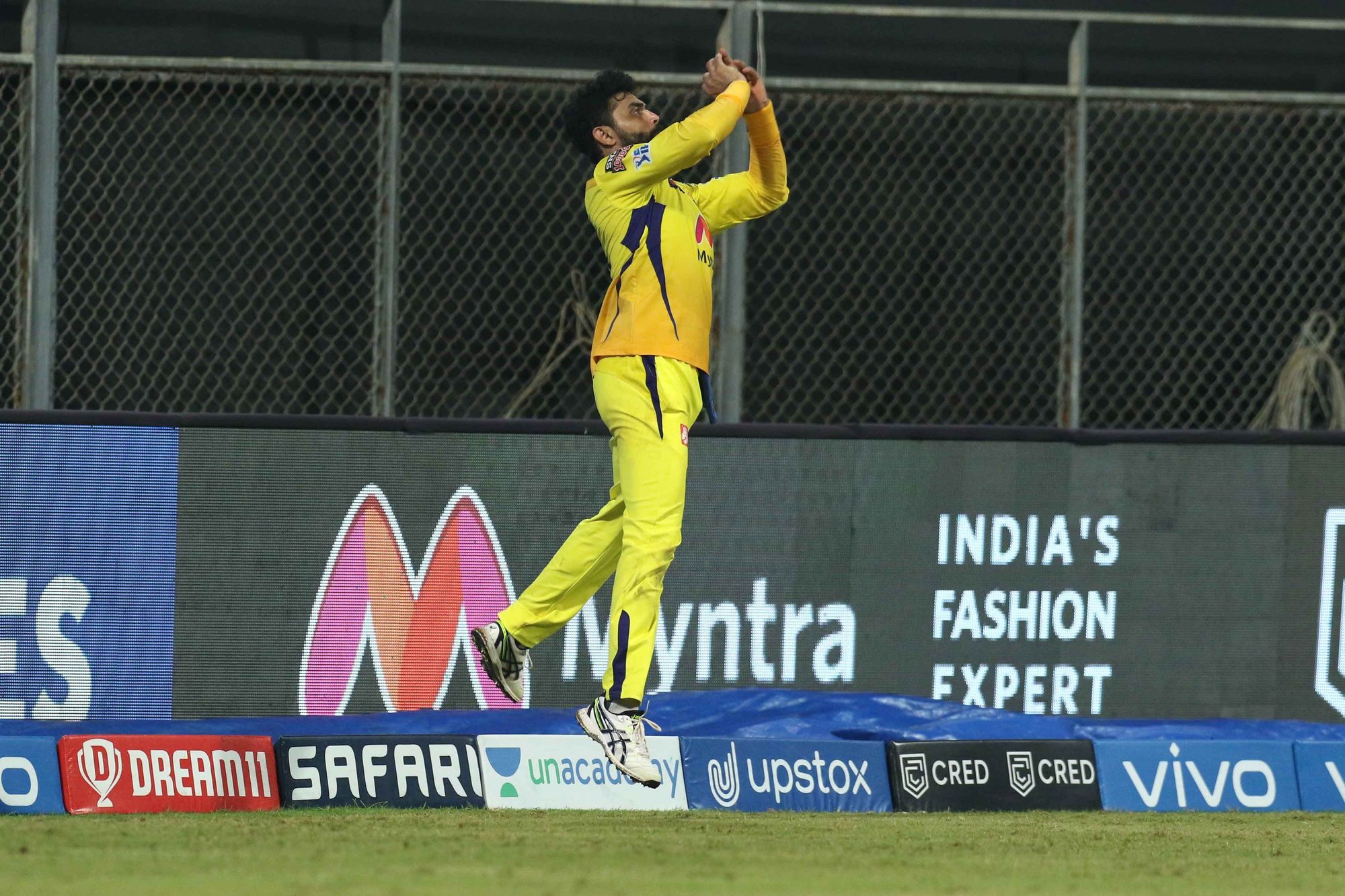 Twitter reacts to cheeky Jadeja taking mickey out of Parag by pretending to concede deliberate six