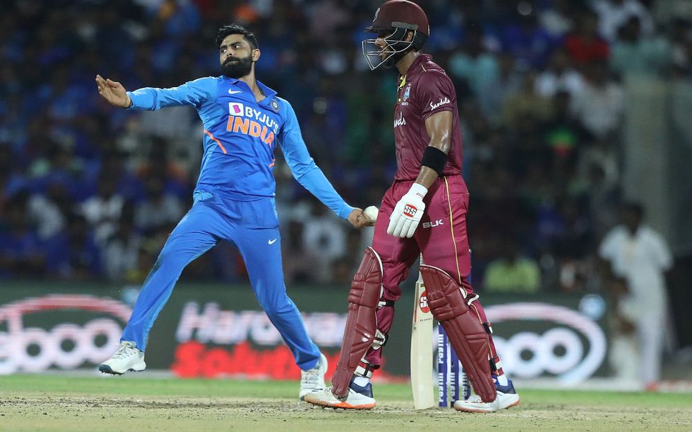Twitter reacts to Rohit Sharma changing entire field set as umpire calls back Jadeja to bowl free-hit ball