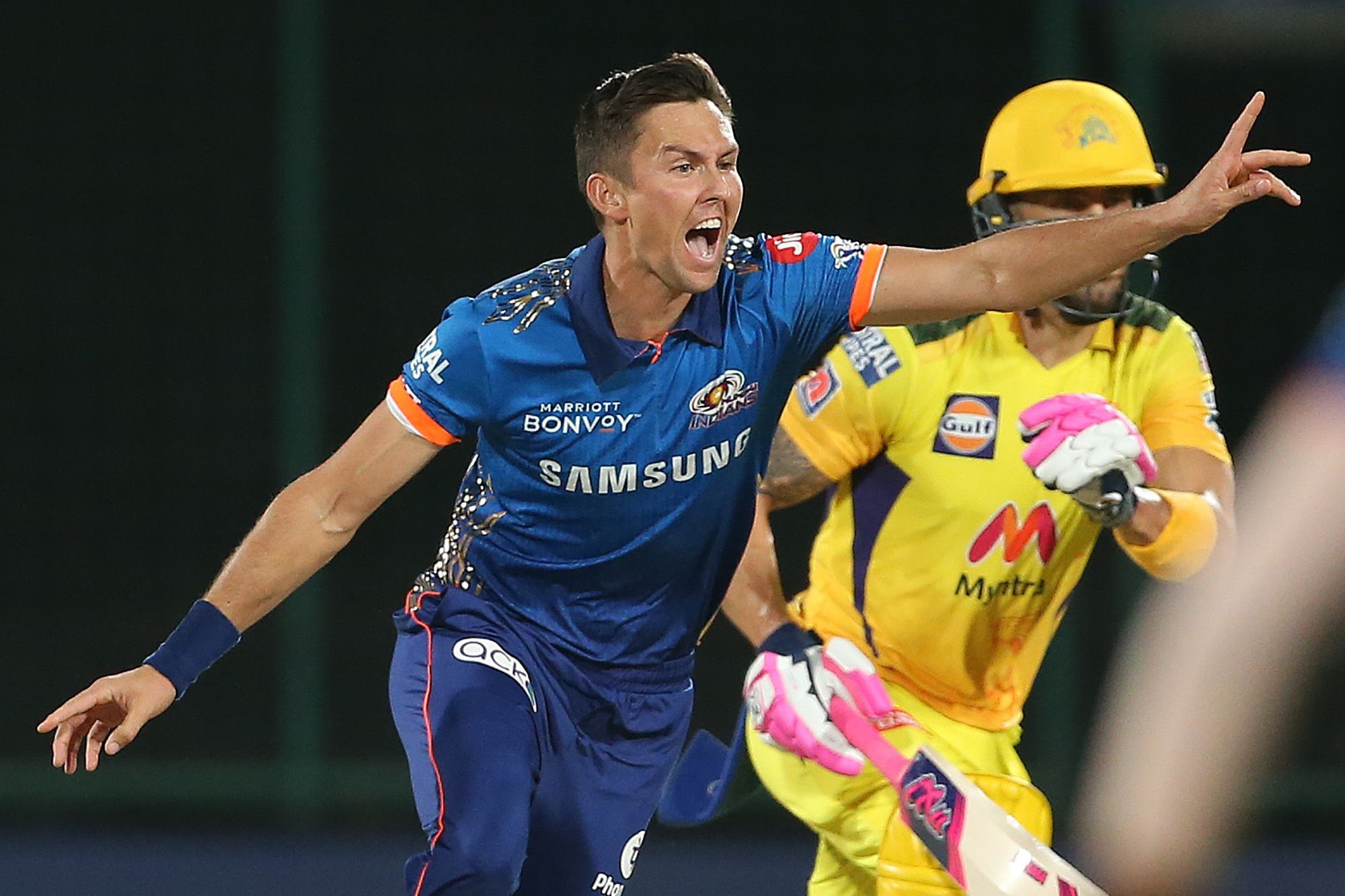 Twitter reacts to Boult showing his frustration on Krunal after he converts a single into a boundary