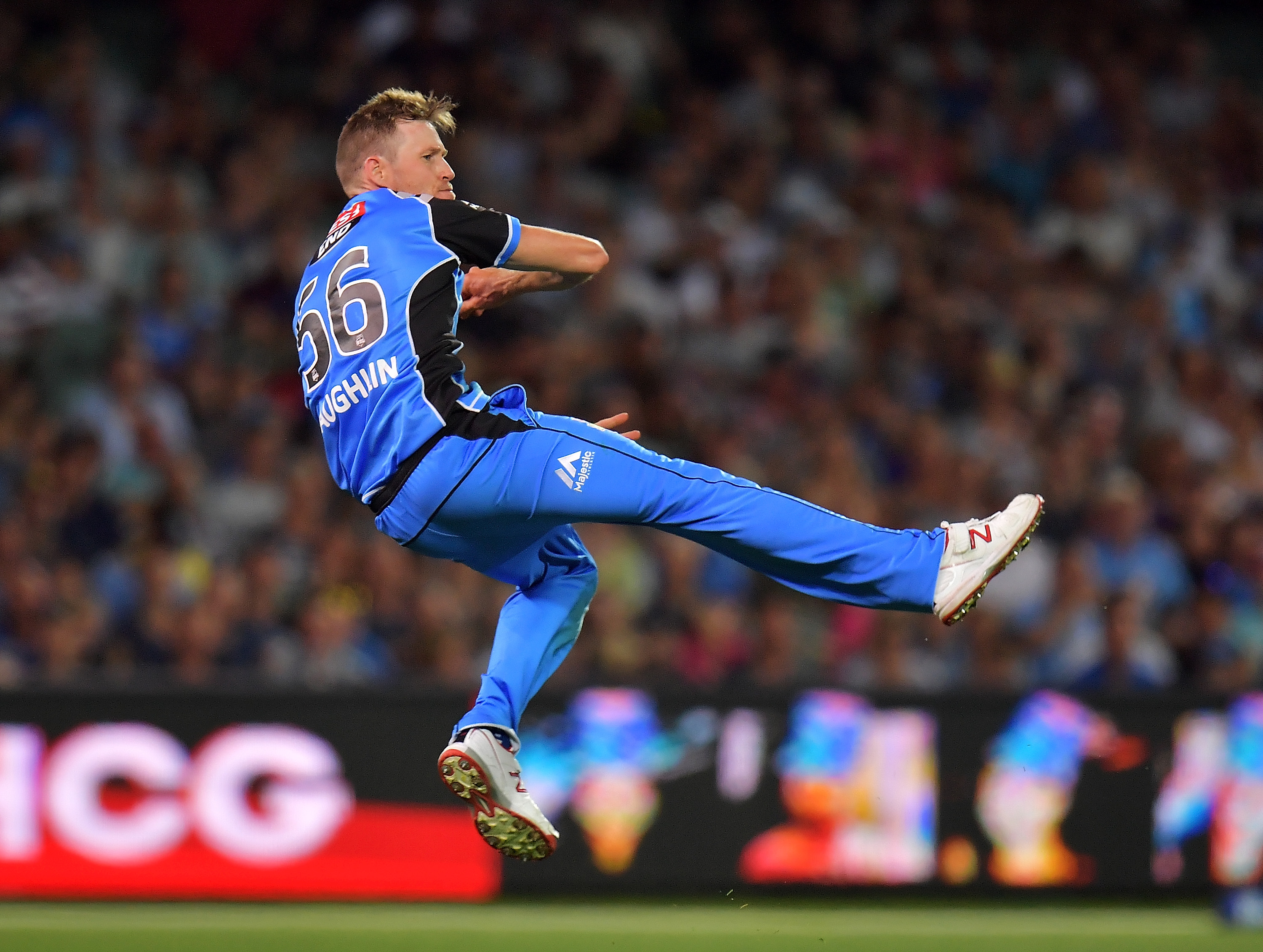 WATCH | Ben Laughlin and Jake Weatherald team up to pull off spectacular catch