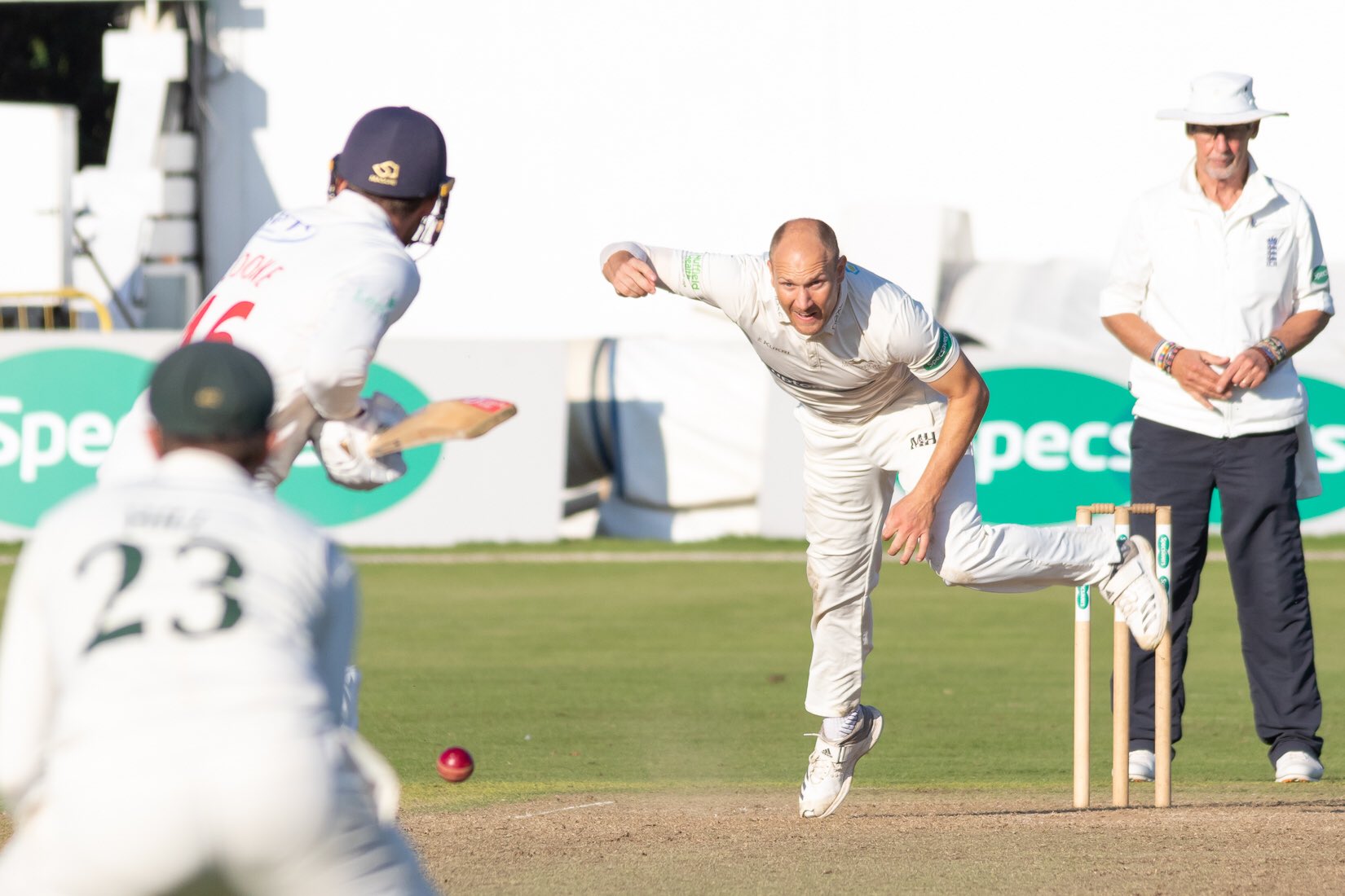VIDEO | Leicestershire slapped with five-run penalty after Dieter Klein’s wild throw clobbers batsman