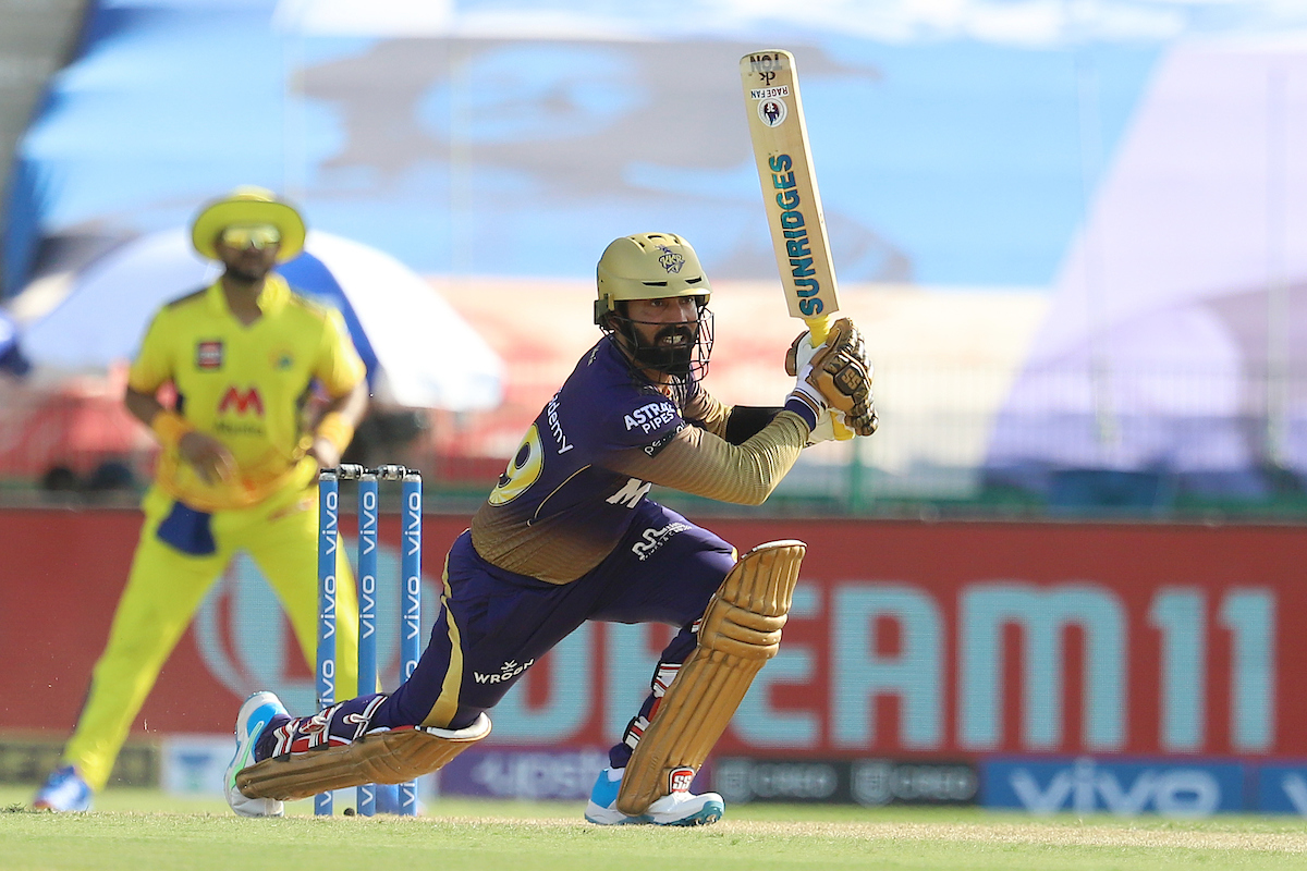 KKR vs CSK | Twitter reacts to Dinesh Karthik 'owning Sam Curran' in the slog overs 