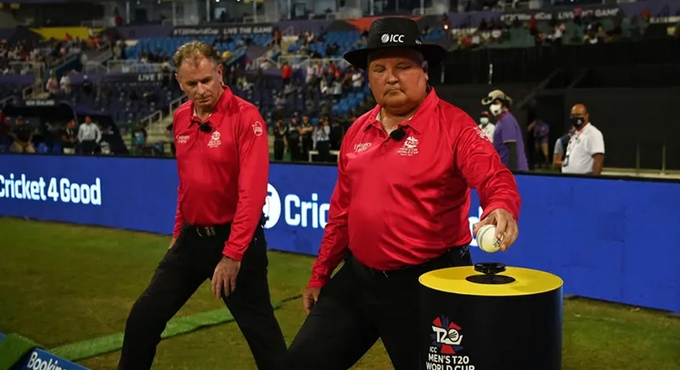 ICC World T20 | Twitter reacts to Marais Erasmus fist-bumping Richard Illingworth in relief after rectifying horrendous mistake