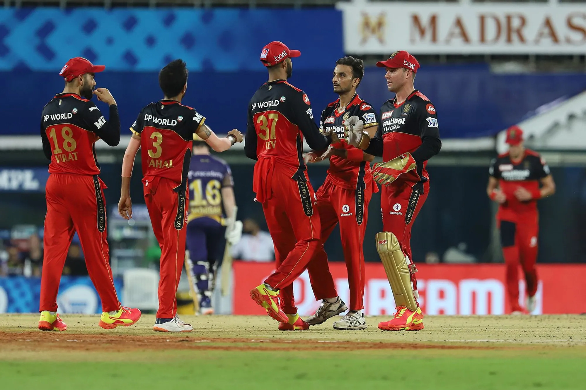 Twitter reacts to Siraj and Chahal recreating Ajmal-Malik’s infamous drop to deny Harshal Patel a wicket