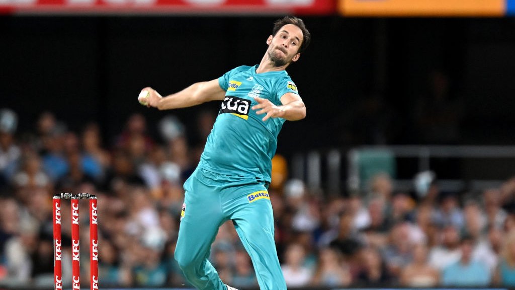 VIDEO | Lewis Gregory summarizes 2020 by landing delivery at silly point to leave entire ground in splits