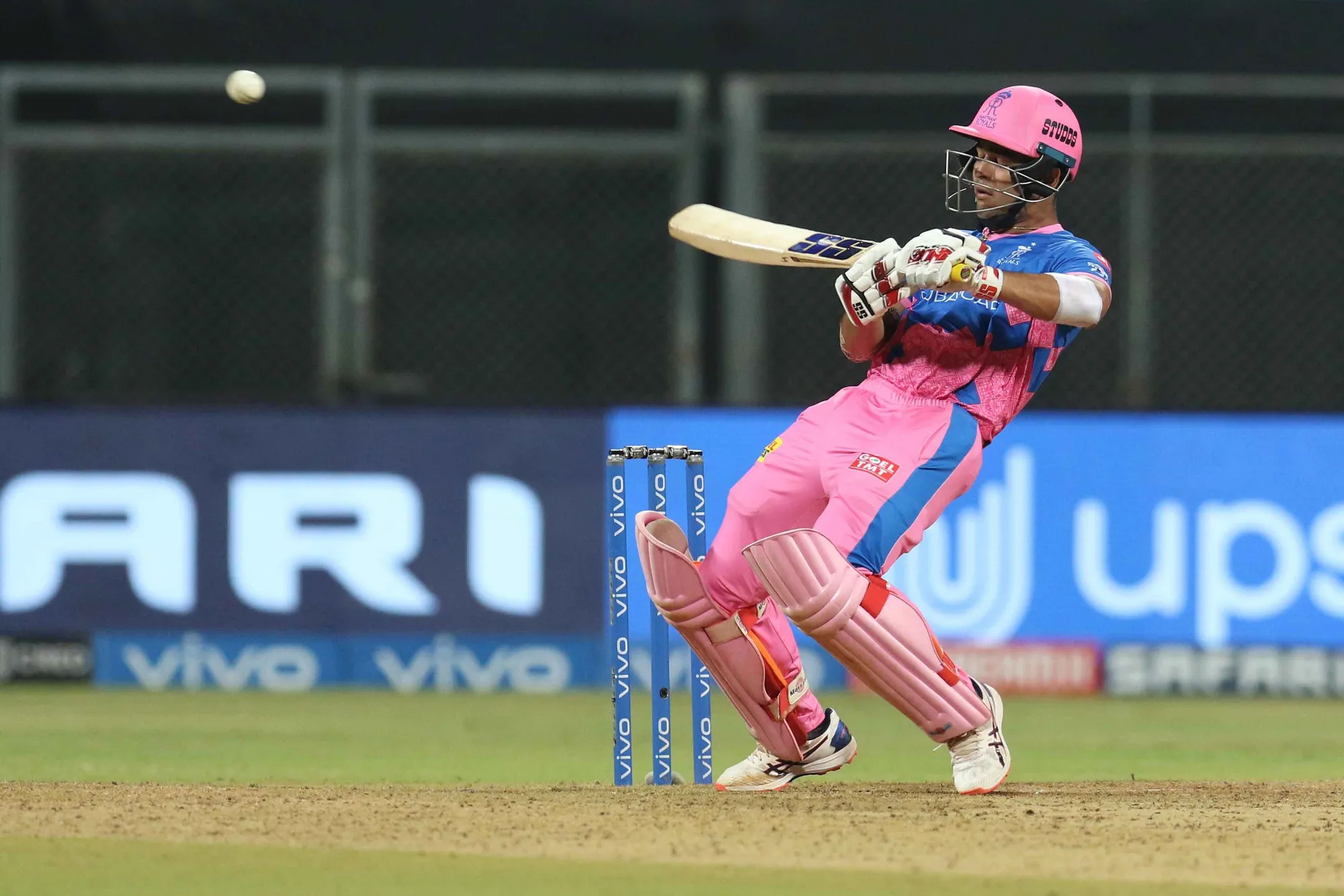 Twitter reacts to Siraj's sloppy fielding at the boundary leaves Kohli and Harshal fuming