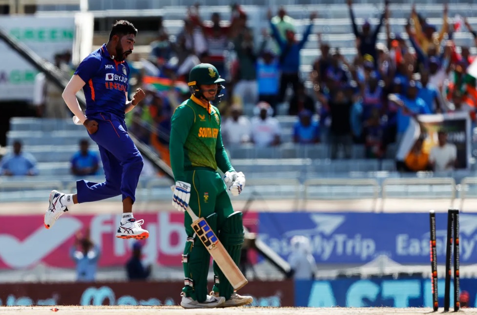 IND vs SA | Internet reacts to Quinton de Kock's error costing SA boundary despite ball crossing rope