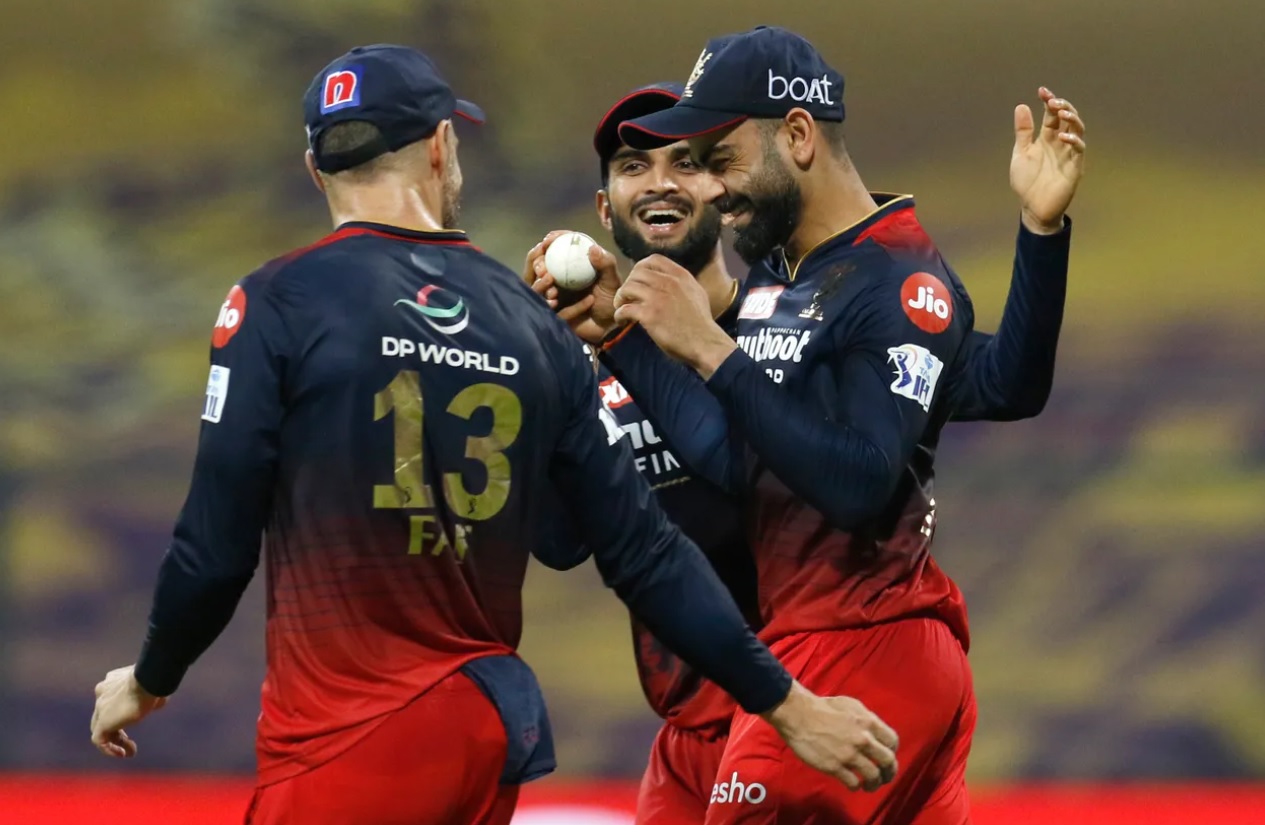 IPL 2022,RCB vs DC | Twitter reacts as Virat Kohli grabs a one-handed stunner against DC