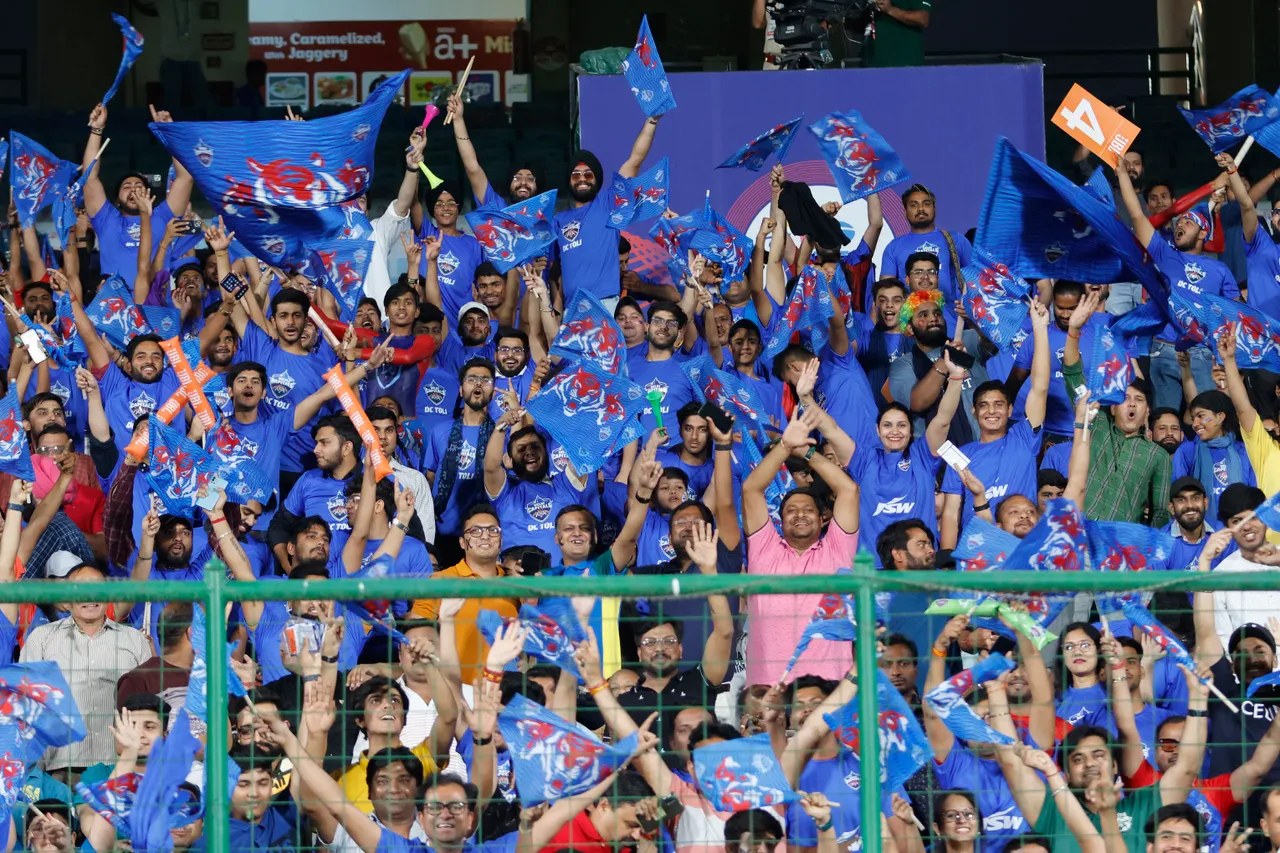 Fierce Rivalry Turns Ugly: Fans Engage in Brawl During Delhi Capitals and Sunrisers Hyderabad Match Clash