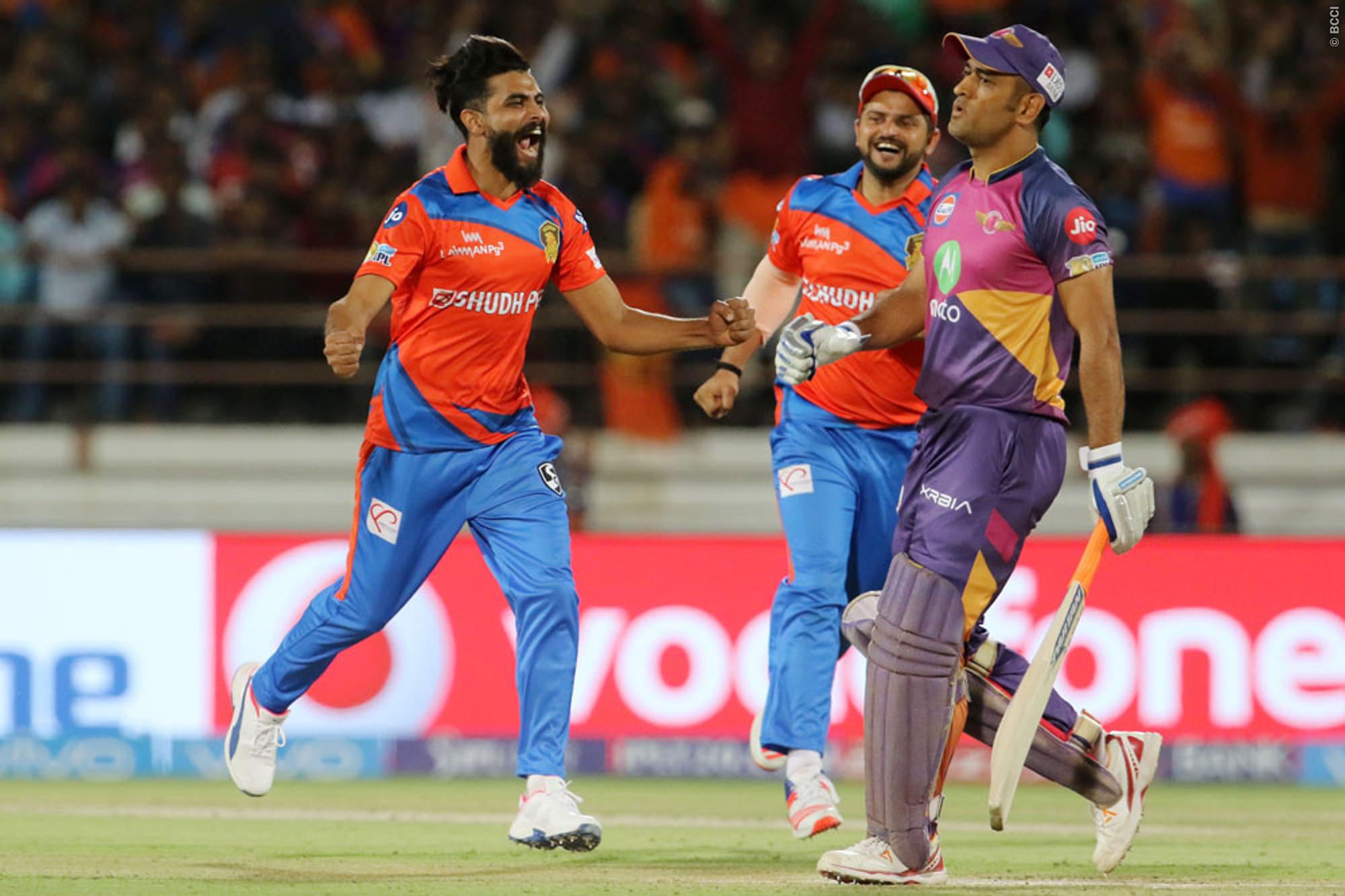 Twitter reacts to Raina's amazing catch and  M.S.Dhoni lets his fans down yet again