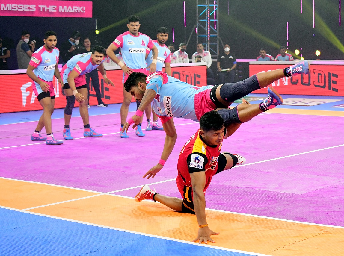 Pro Kabaddi League | Internet unsure about Patna Pirates' decision-making ability after questionable review against Jaipur Pink Panthers