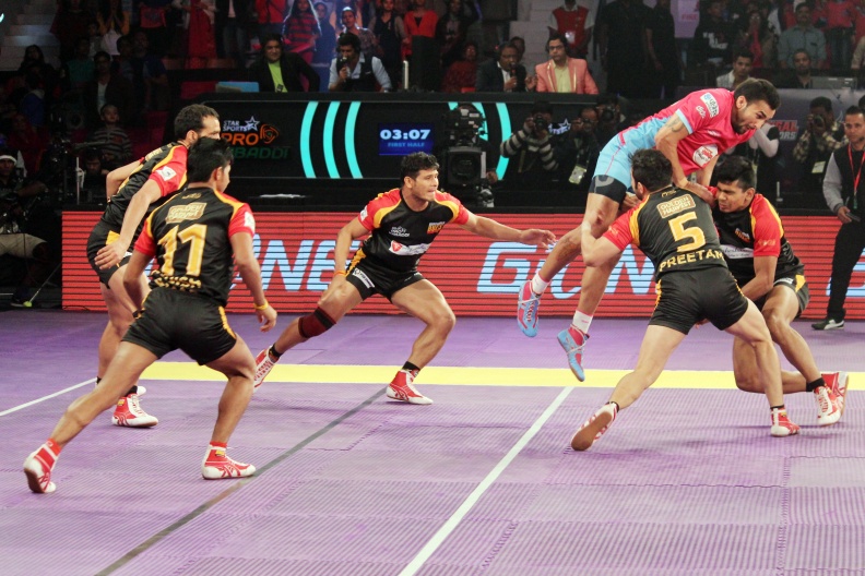 Pro Kabaddi League 2016 | Jaipur Pink Panthers defeat Bengaluru Bulls to go top of the table