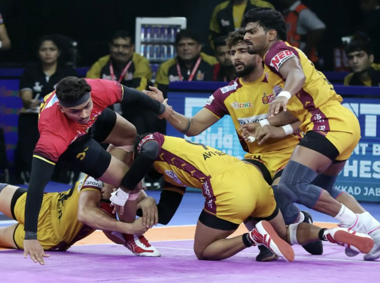 Bengaluru Bulls Edge Past Gujarat Giants in Thrilling PKL 2025 Clash