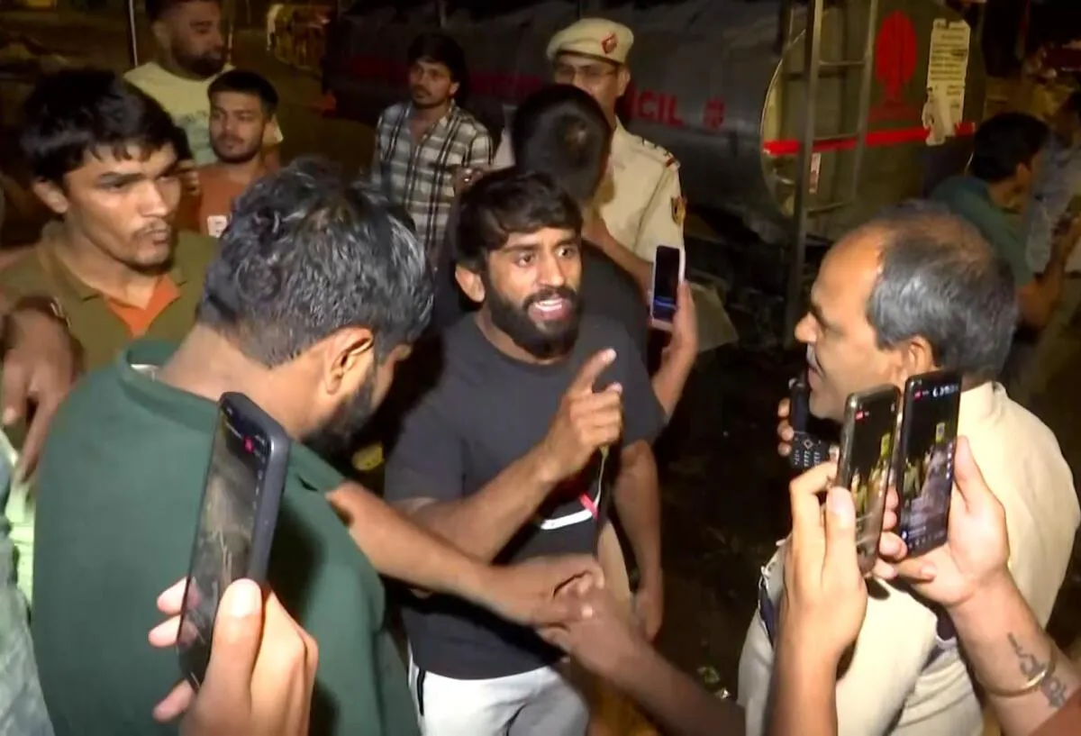 WATCH | Scuffle breaks out between wrestlers and Delhi Police, former allege drunk cops abused Vinesh