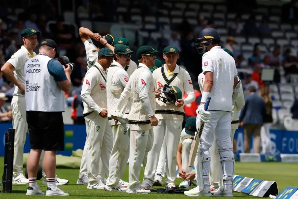 Australia defeated England by 43 runs.