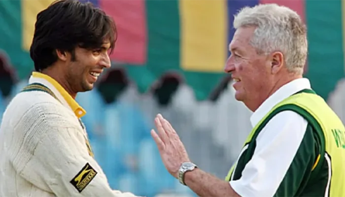 Bob Woolmer having a word with Mohammad Asif.