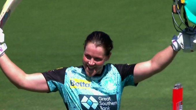 WBBL | Grace Harris defies the odds and responds fearlessly to teammate's with broken bat heroics