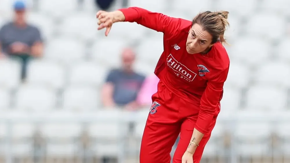 Women's Hundred | Twitter reacts to Fi Morris’ ‘merry go round’ display culminate in unfortunate boundary