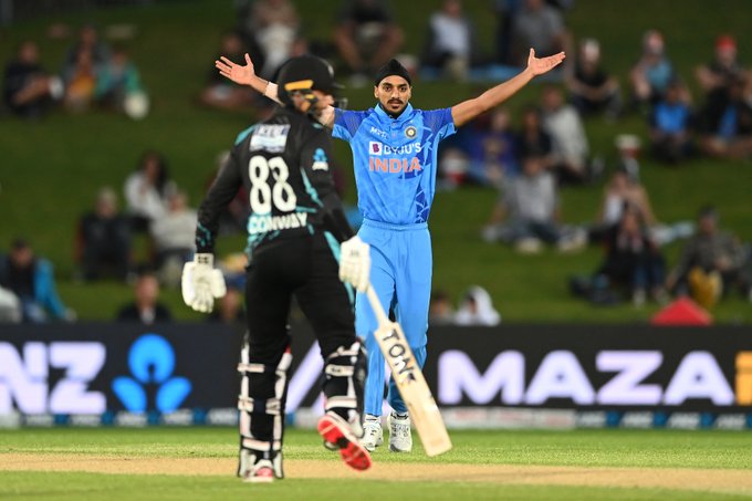 NZ vs IND | Twitter awes at Arshdeep Singh's perfect yorker followed by  Mohammed Siraj's bull's eye strike to complete team hat-trick