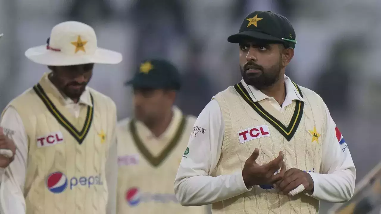 Twitter laughs at Pakistan for two dropped catches before missing stumping and run out on same ball