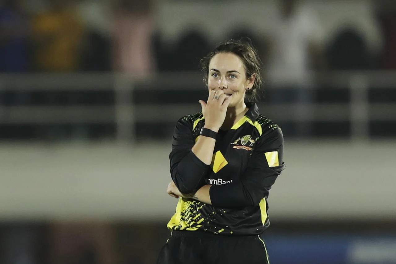 WATCH, WBBL | Heather Graham's horror beamer sails over wicket-keeper