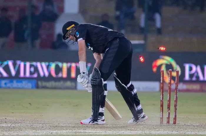 PAK vs NZ | Twitter awes at Naseem Shah sawing apart formidable Kiwi batting line-up with second five-for in fourth ODI