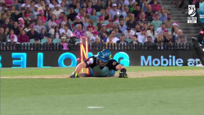 BBL 2023 | Twitter in splits as Strikers' gully cricket attempt at sneaky run's foiled by umpires calling dead ball