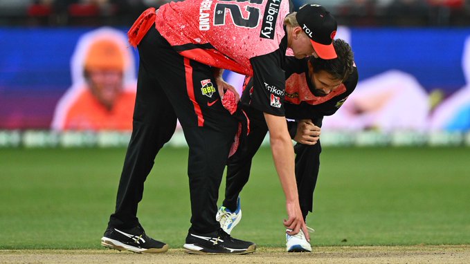 BBL 2023 | Twitter in disbelief as Renegades-Scorchers clash bizarrely abandoned midway due to poor pitch