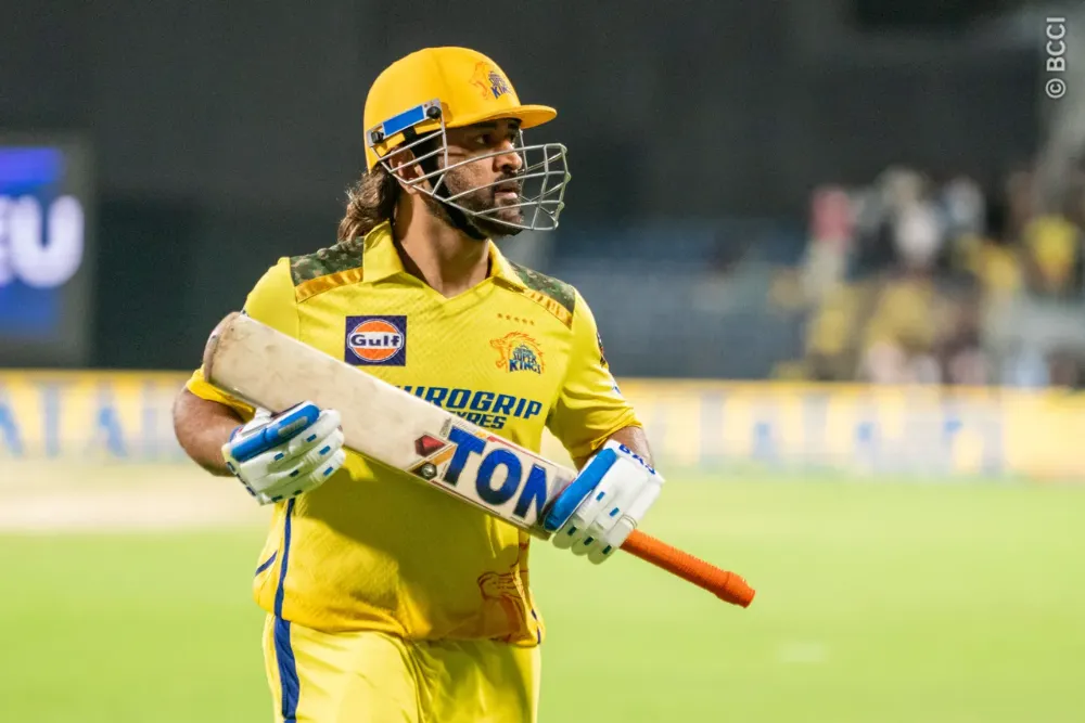 CSK vs PBKS | Twitter reacts as Dhoni screams Mitchell go back to keep strike