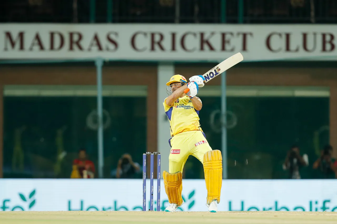 ‌IPL 2024 | Twitter explodes as half-fit Dhoni whacks one-handed six against Mohit Sharma 